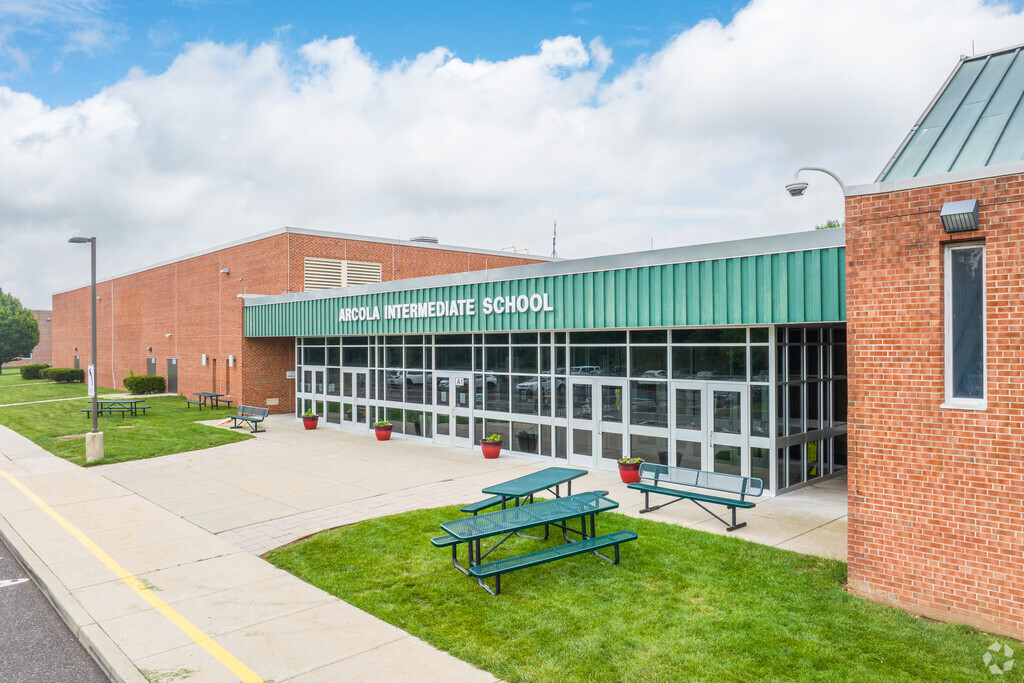 Arcola Intermediate School receives an overall A- grade from niche.com.