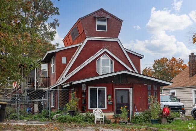 Find postmodernist homes in Harverster Community in Fort Wayne.