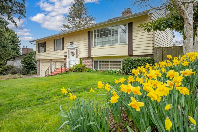 Lush grass lawns and blooming daffodils in the picturesque neighborhood of Vose Beaverton.
