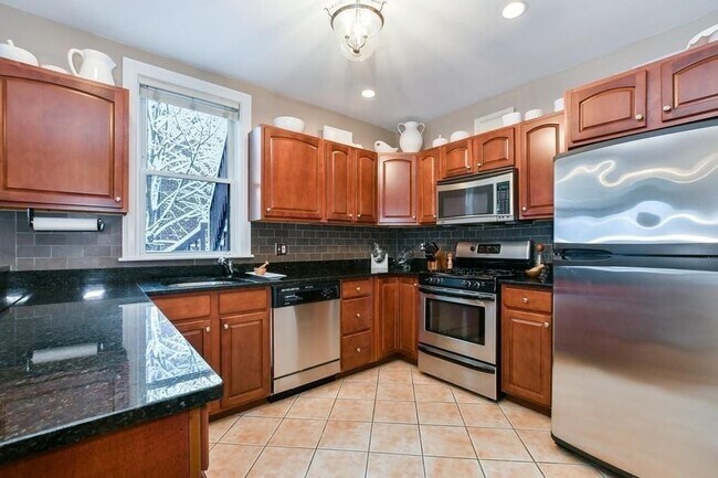 544 E 8th St unit 3, Boston, MA 02127 - photo 3