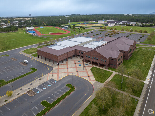 Siuslaw Middle School has a student to teacher ratio of 18:1.