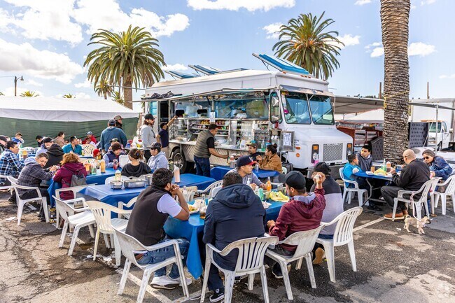 Food trucks gather crowds in La Presa.