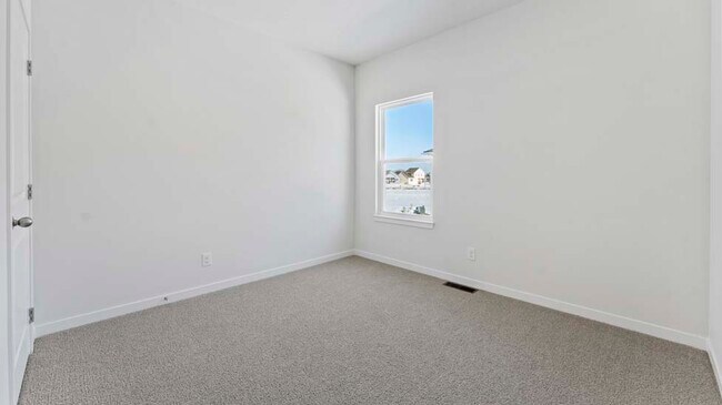 2209 Creek View Ln, Raymore, MO 64083 - photo 7