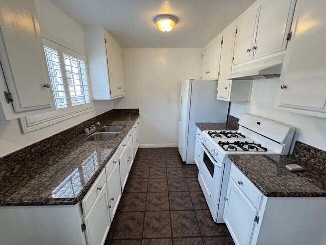 1126 W 37th Place unit 2, Los Angeles, CA 90007 - photo 4