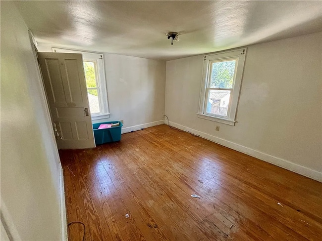 647 Spruce Ave, Sharon, PA 16146 - photo 2