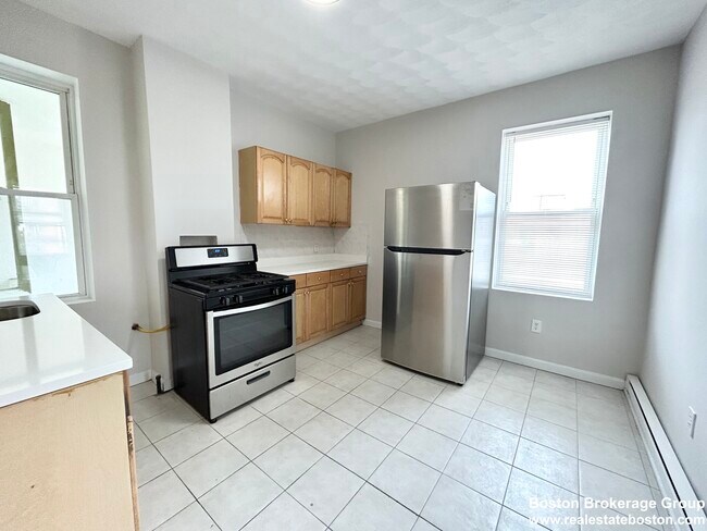 165 Grove St unit 6, Chestnut Hill, MA 02467 - photo 2