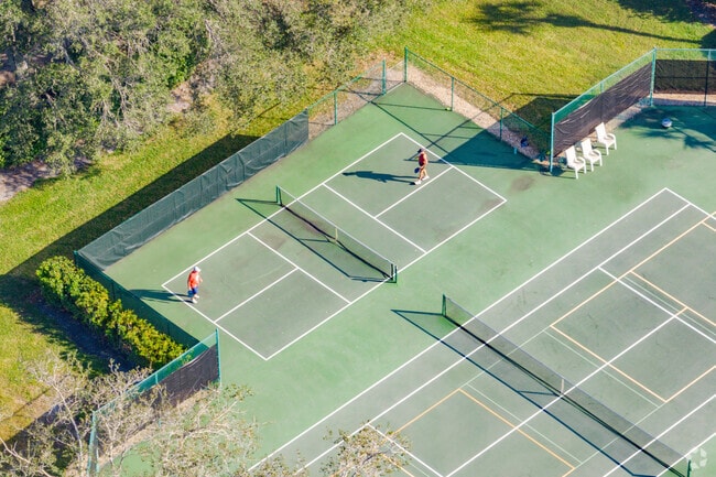 Venice Farms residents can enjoy pickleball and tennis at many HOA amenities.