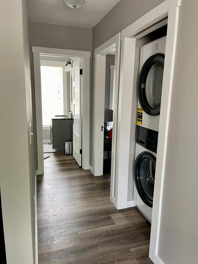 601 Day St unit 2, Decorah, IA 52101 - photo 4