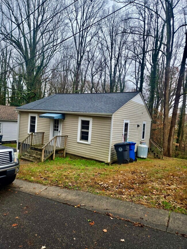 606 M St, North Wilkesboro, NC 28659