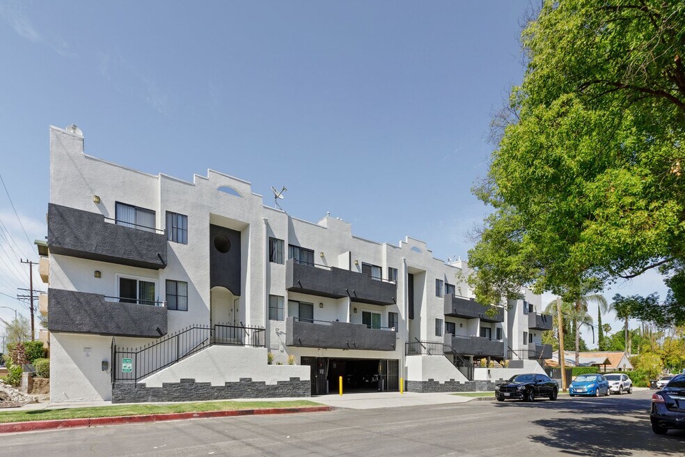 Gorgeous 2 Bed/2 bath apartment in excellent Sherman Oaks area!, Sherman Oaks, CA 91403 - photo 1