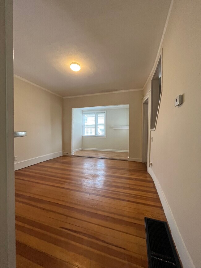 Livingroom & Nook (2/3)