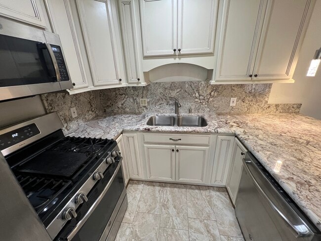 19156 Avenue of The Oaks unit B, Newhall, CA 91321 - photo 2