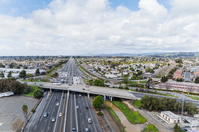 Glen Eden enjoy the easy convenience of the 880 interstate.