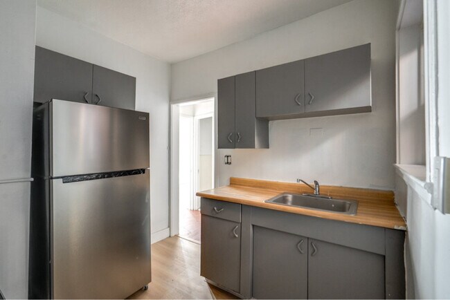 2828 S Moreland Blvd unit 2, Cleveland, OH 44120 - photo 6