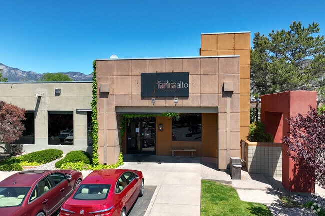 Foothills North residents enjoy the variety of pizza and wine that Farina Alto serves up.