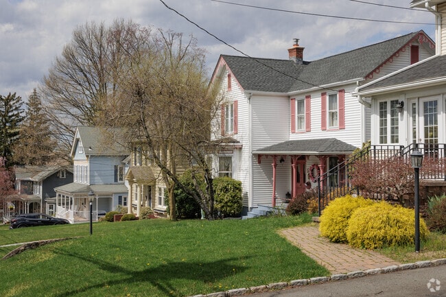There are many well maintained Colonial homes in Caldwell, NJ.
