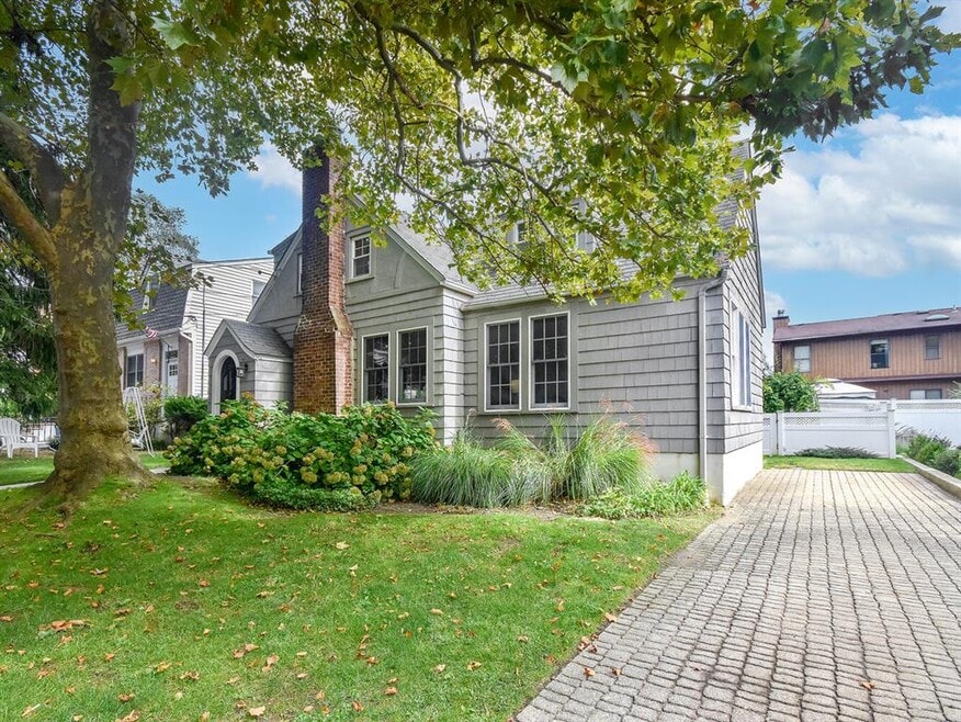 20 Oldwood Rd, Port Washington, NY 11050 - photo 1