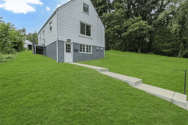 1736 Pierce St, Aliquippa, PA 15001 - photo 2