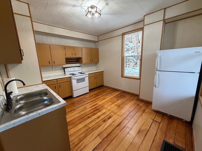 489 Almond St unit 1, Dubuque, IA 52001 - photo 2