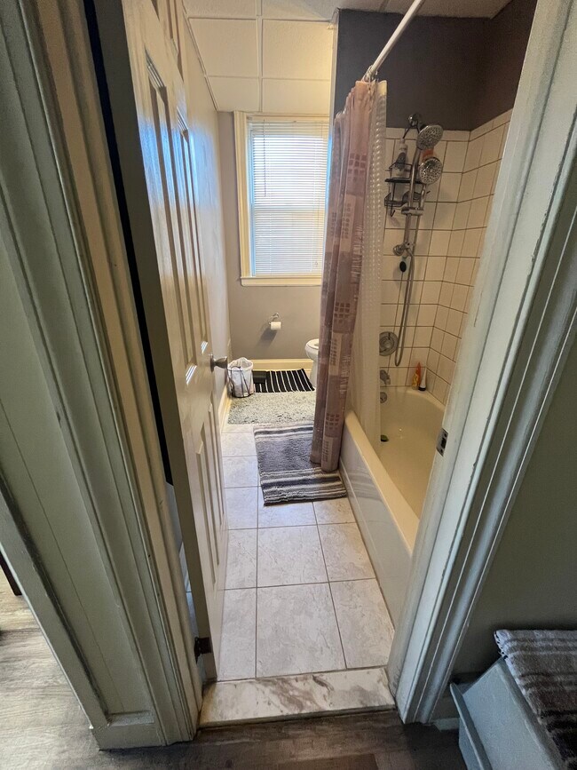 411 7th St unit B -2nd floor, Riverton, NJ 08077 - photo 6