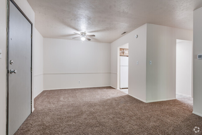 2BR, 2BA - 945 SF