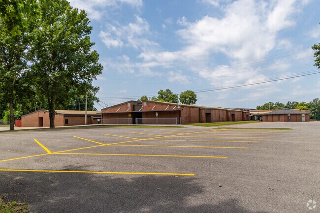Ringgold Elementary School as of 2024 had a student population of 801.