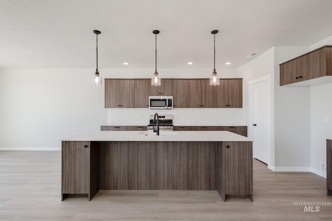 703 Strike Eagle St, Mountain Home, ID 83647 - photo 3