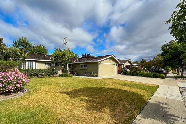 A row of Ranch-style homes with pitched roofs in Blossom Crest Neighborhood.