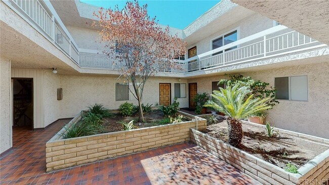 12157 Moorpark St unit 202, Studio City, CA 91604 - photo 6