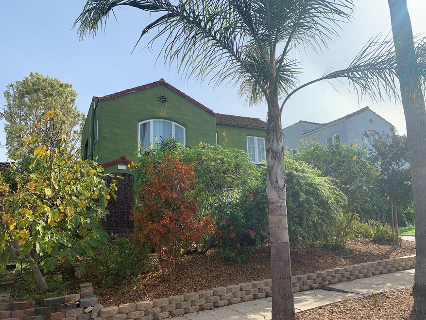 Beautiful yard provides great privacy