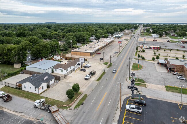 Retail and restaurants line Sheridan Road on the eastern border of Maplewood ne