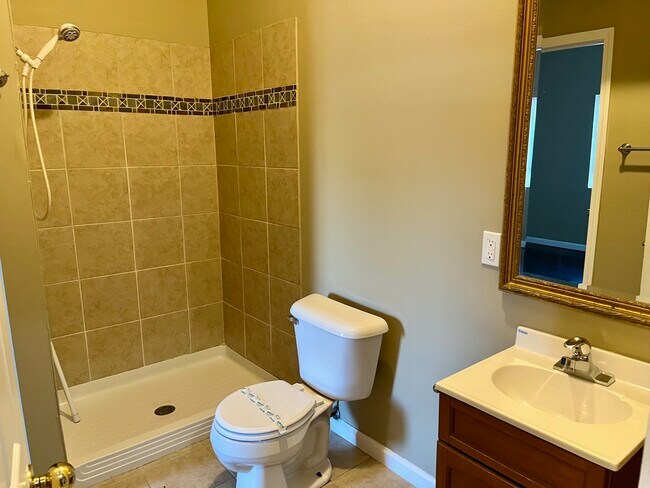 105 W Market St unit 2, Bloomington, IL 61701 - photo 6