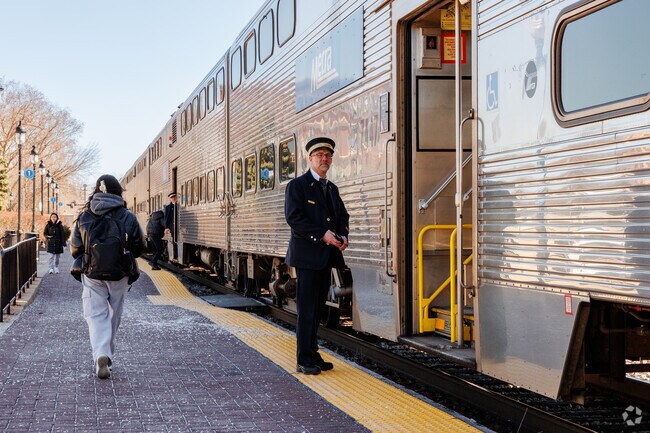 Itasca Metra station is located along Irving Park Road and connects locals with Windy City.