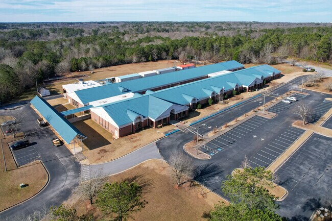 Futral Road Elementary School a student-teacher ratio of 14 to 1.