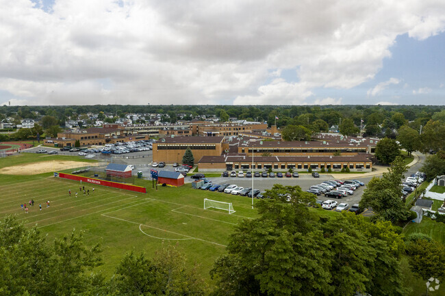 Jonas E. Salk Middle School in North Wantagh has 935 students with a ratio of 11 to 1.