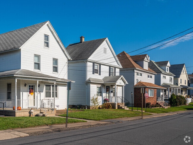 Duplexes and multiple story homes are common in Hyde Park.