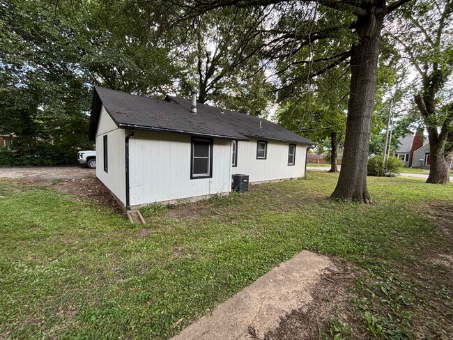109 E Rogers St, Clinton, MO 64735 - photo 2