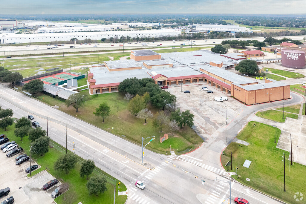 Discover Arnold Middle School's architectural charm from a bird's-eye perspective.