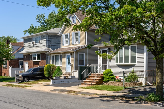 Large front yards are rare in Lyndhurst due to its compact residential design.