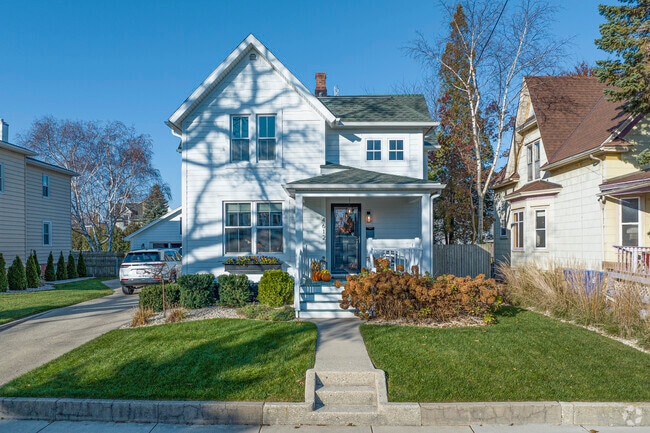 Manicured lawns and front porches are part of the Harbor Side neighborhoods.