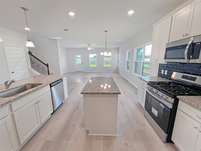 5927 Royal Palm Dr, Manvel, TX 77578 - photo 4