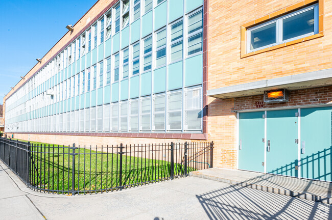 P.S. 811 - Connie Lekas School has a student-teacher ratio of 6 to 1