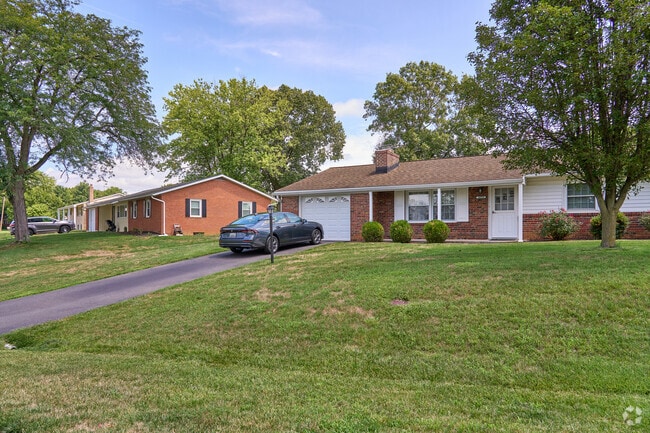 Ranch homes are a common sight within Fountainhead-Orchard Hills.