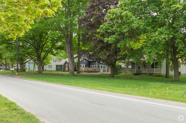 Most of the homes in Lamont reside along Leonard Street near the Grand River.