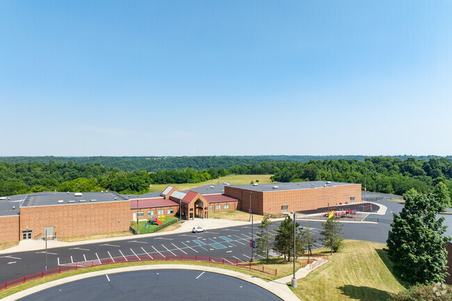 553 students attend Aurora Elementary School in grades PK, K-6.