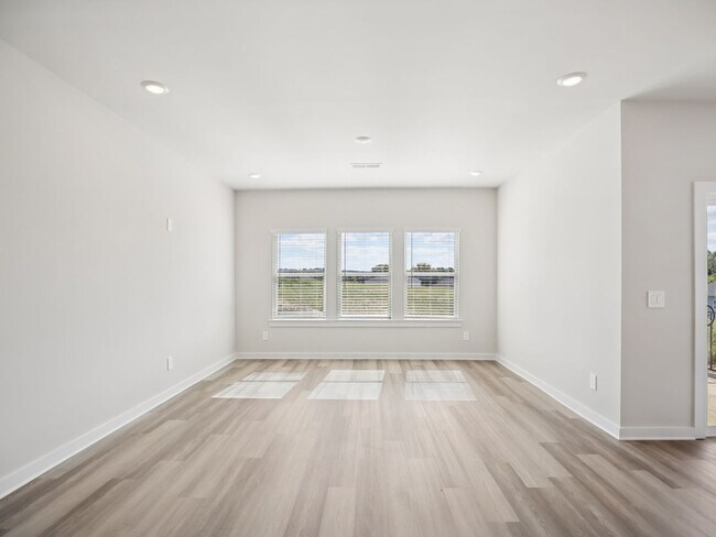 1318 Bluffton Cir, Clarksville, TN 37043 - photo 6