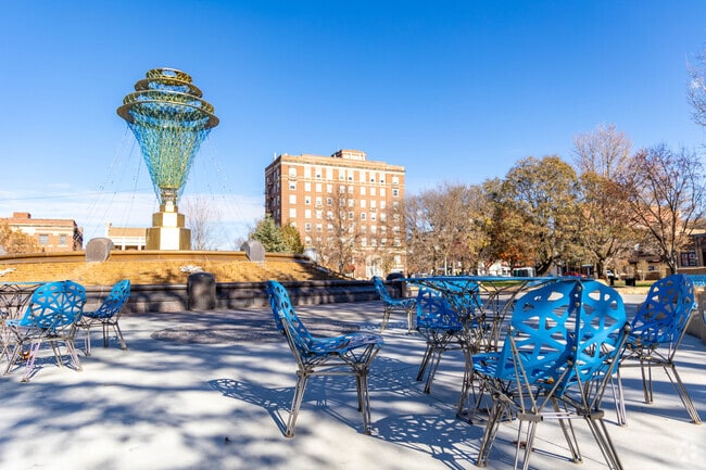 You can have an afternoon lunch at Bayliss Park in Council Bluffs, IA.