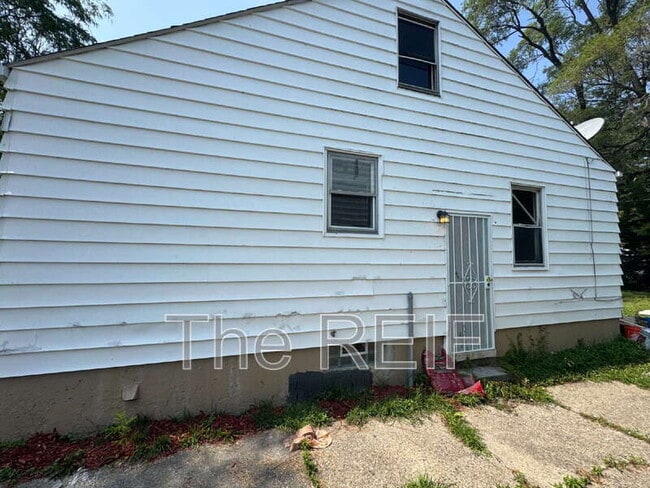 18941 Elkhart St, Harper Woods, MI 48225 - photo 3