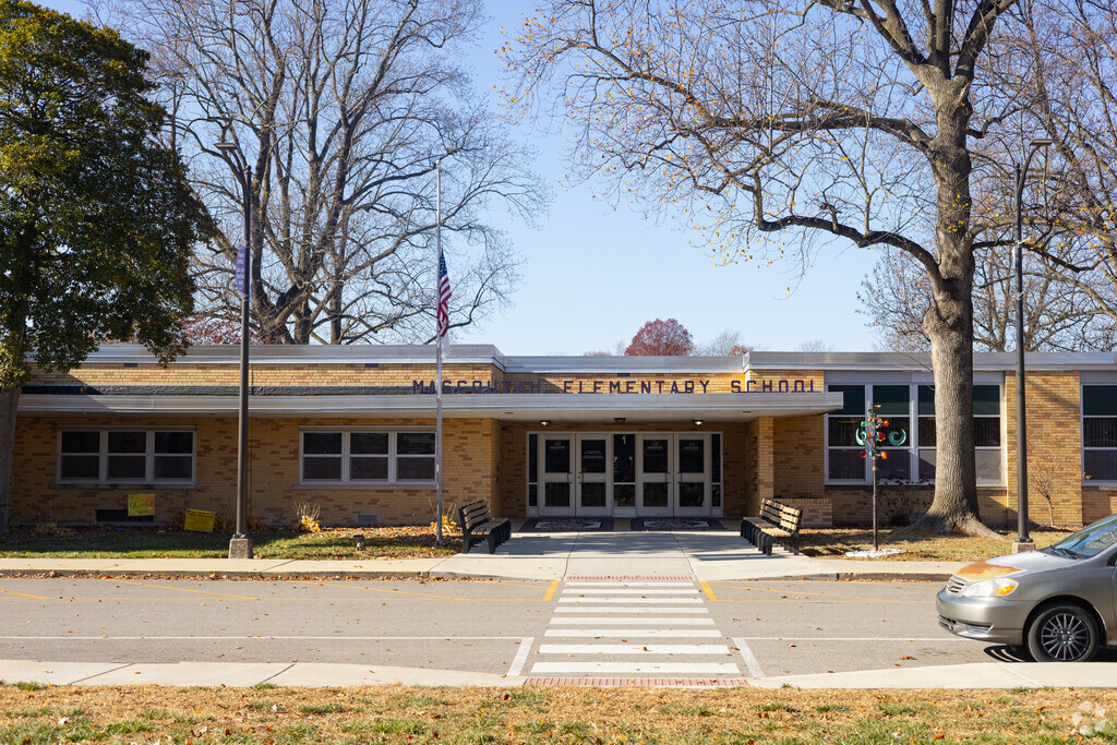Mascoutah Elementary School provides education in the neighborhood of
St. Clair County.