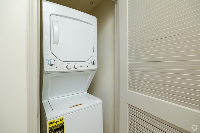1BR, 1BA - 889SF - Laundry
